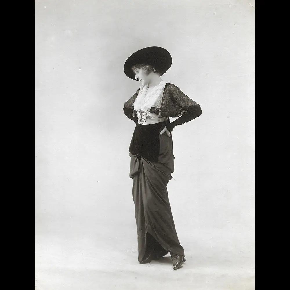 Laferrière - Robe En Charmeuse Et Velours, Photographie Du Studio Felix (Circa 1910) 1