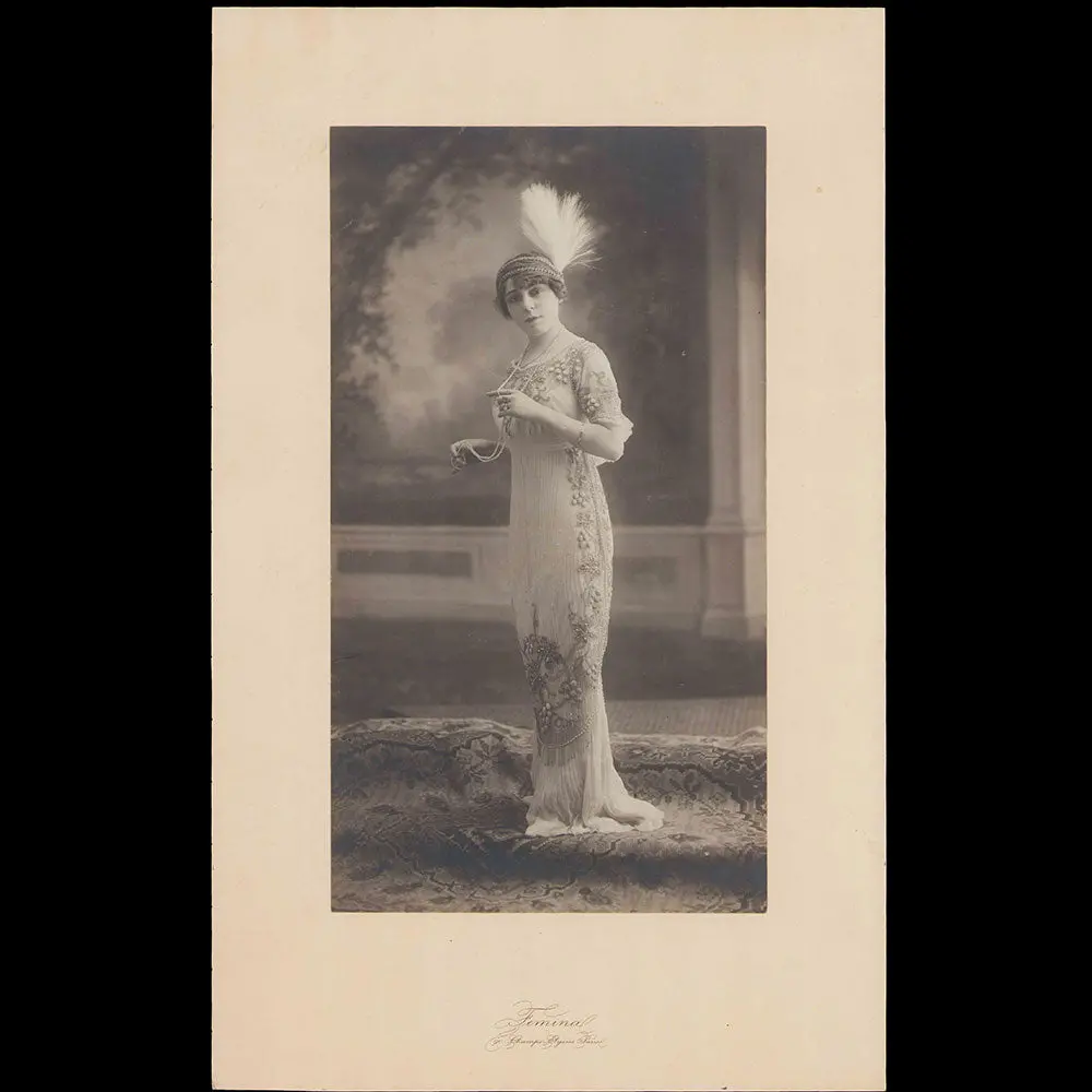 Portrait D'une Elégante En Robe Brodée, Photographie De Femina (Circa 1910) 1