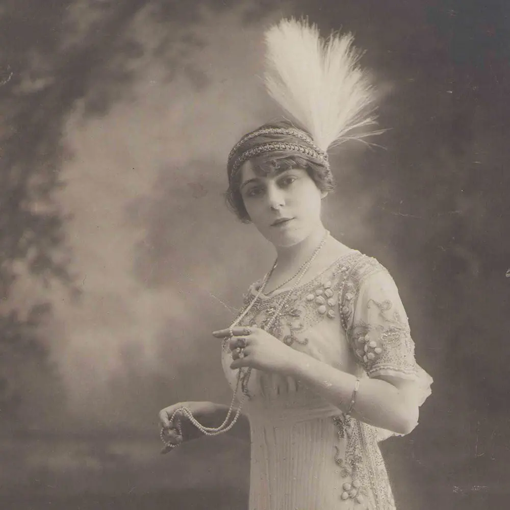 Portrait D'une Elégante En Robe Brodée, Photographie De Femina (Circa 1910) 2