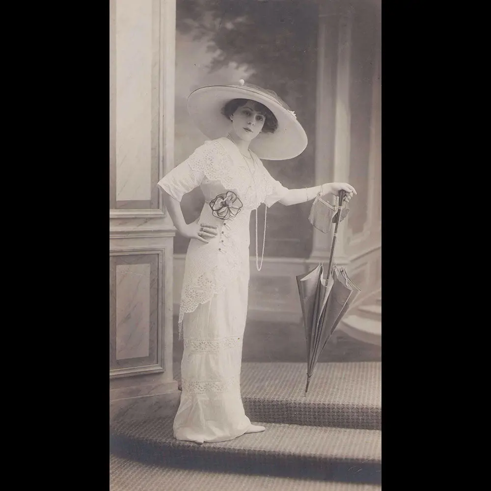 Portrait D'une Elégante Au Grand Chapeau, Photographie De Femina (Circa 1910) 2