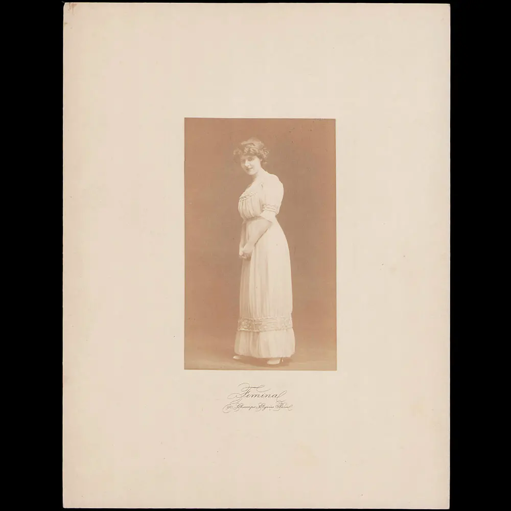 Portrait D'une Élégante, Réunion De Deux Photographies Du Studio Fémina (Circa 1910) 1