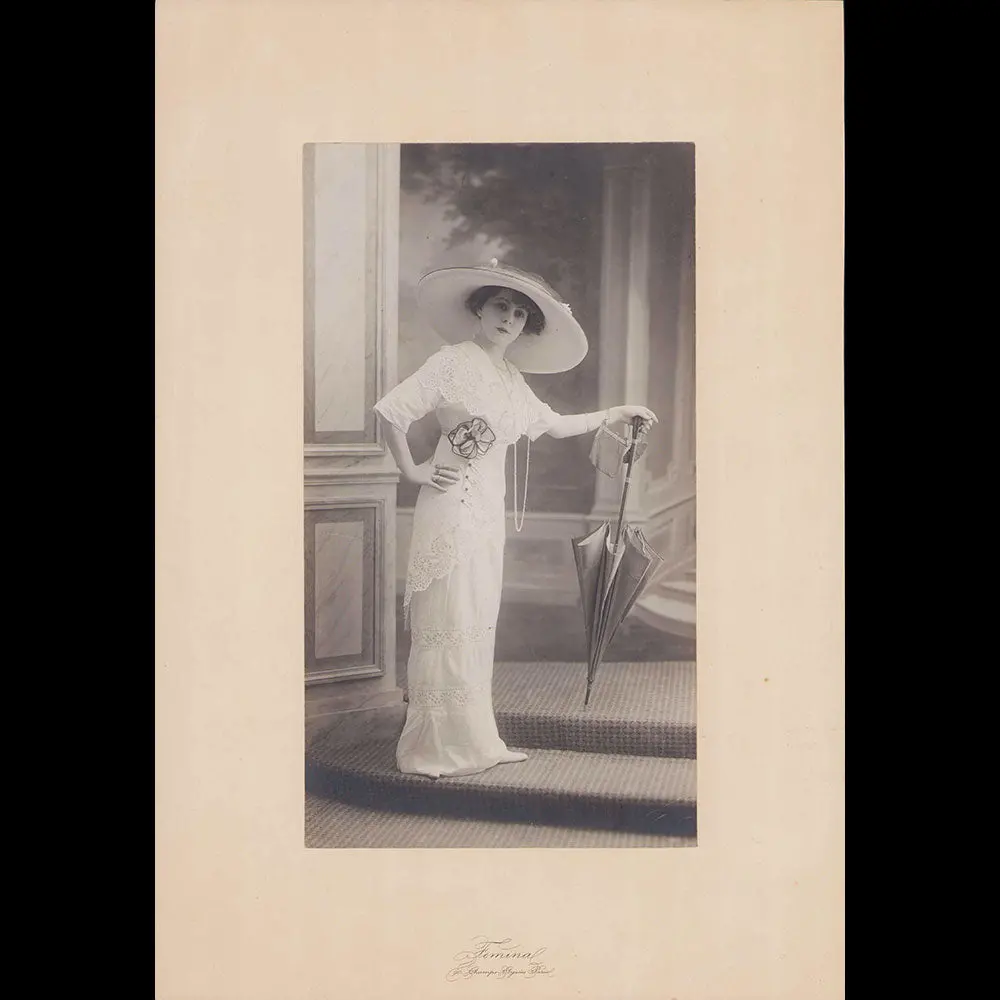 Portrait D'une Elégante Au Grand Chapeau, Photographie De Femina (Circa 1910) 1