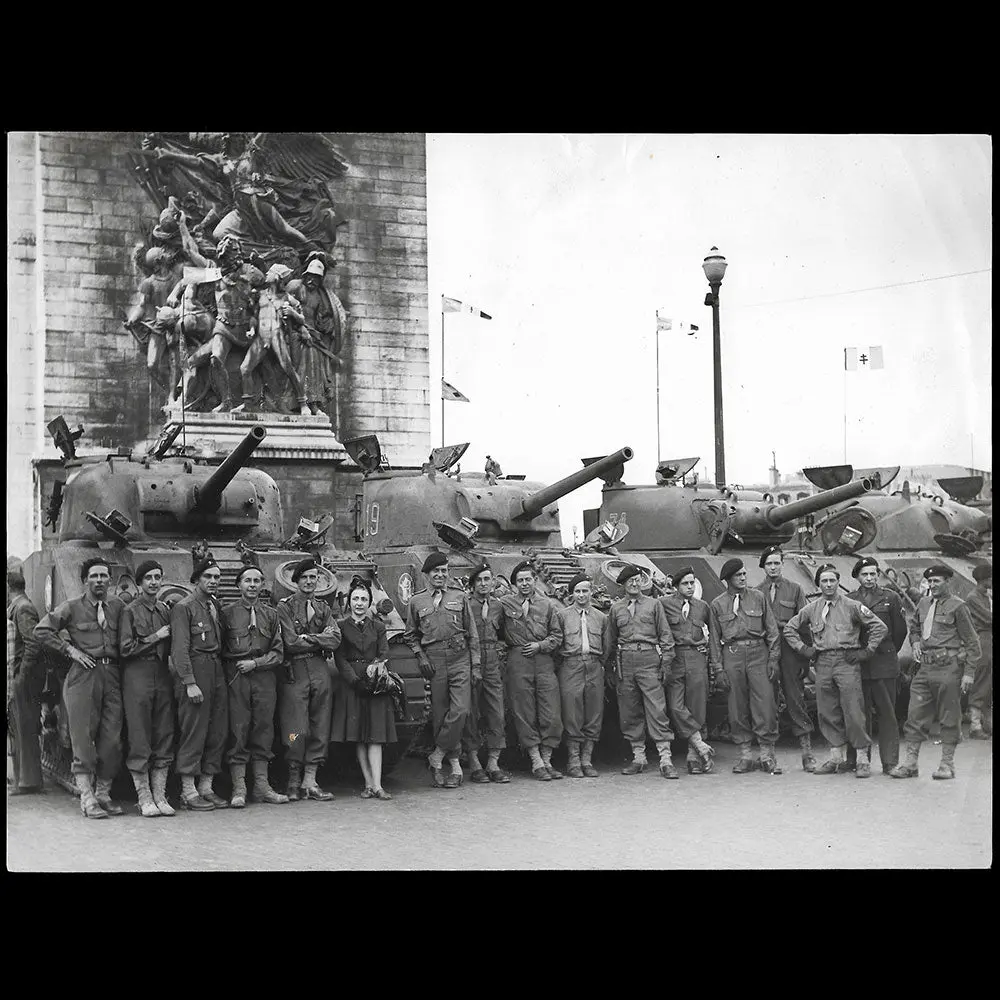 Grès - Madame Grès Entourée De Soldats (1944) 1