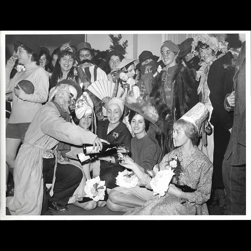 Grès - Madame Grès Entourée De Ses Catherinettes (1959) 1