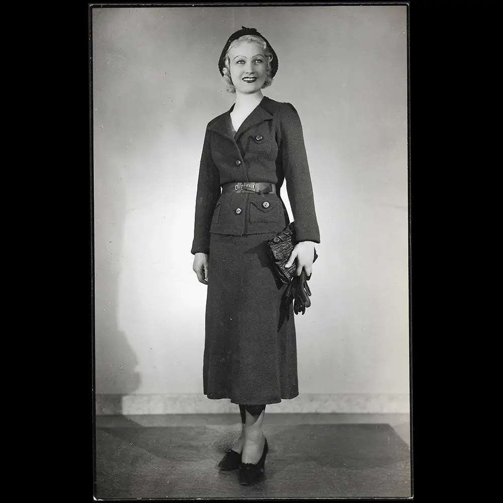 Ensemble De Jour Porté Par Amy Colin, Miss Paris 1935, Tirage D'isabey 1