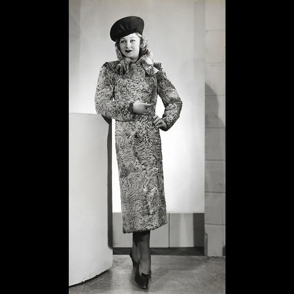 Manteau Porté Par Amy Colin, Miss Paris 1935, Tirage D'isabey 1
