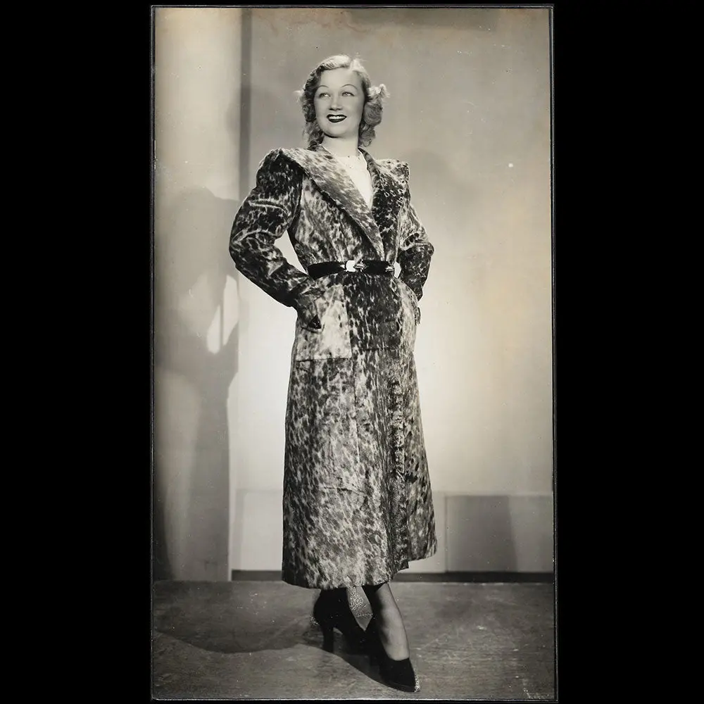 Manteau Porté Par Amy Colin, Miss Paris 1935, Tirage D'isabey 1