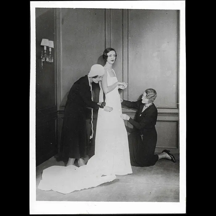 Kitmir - Essayage D'une Robe Par Maria Pavlovna, Duchesse De Russie (Circa 1920S) 1