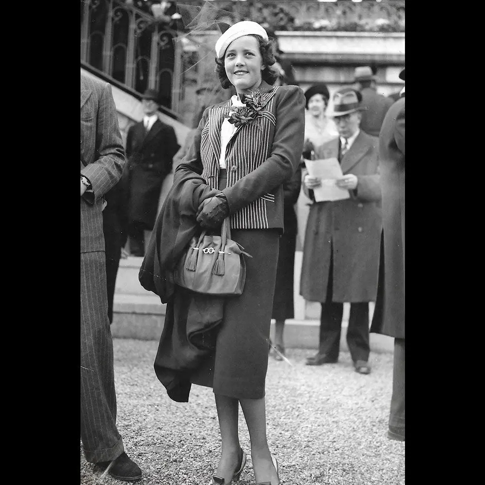 Une Femme Elégante, La Mode À Longchamp, Photographie De L'agence Safara (Circa 1937-1939) 1