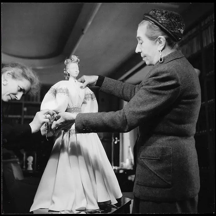 Jeanne Lanvin - Portrait De La Couturière Habillant Une Poupée Du Théâtre De La Mode En 1945 1