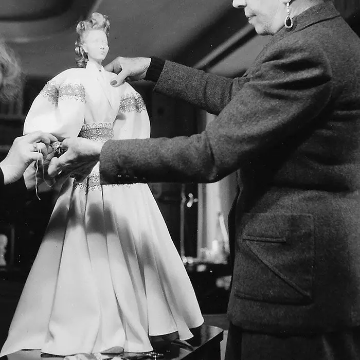 Jeanne Lanvin - Portrait De La Couturière Habillant Une Poupée Du Théâtre De La Mode En 1945 2
