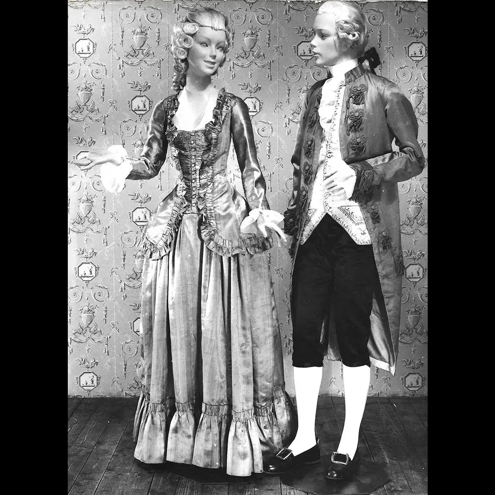 Casaquin Et Jupe Vers 1780 Et Habit Vers 1775-1780, Photographie De Bulloz Pour L'exposition Elégances Du Xviiie Siècle (1963) 1