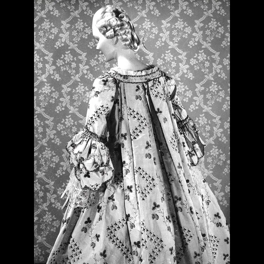 Robe À La Française Vers 1760, Photographie De Bulloz Pour L'exposition Elégances Du Xviiie Siècle (1963) 1