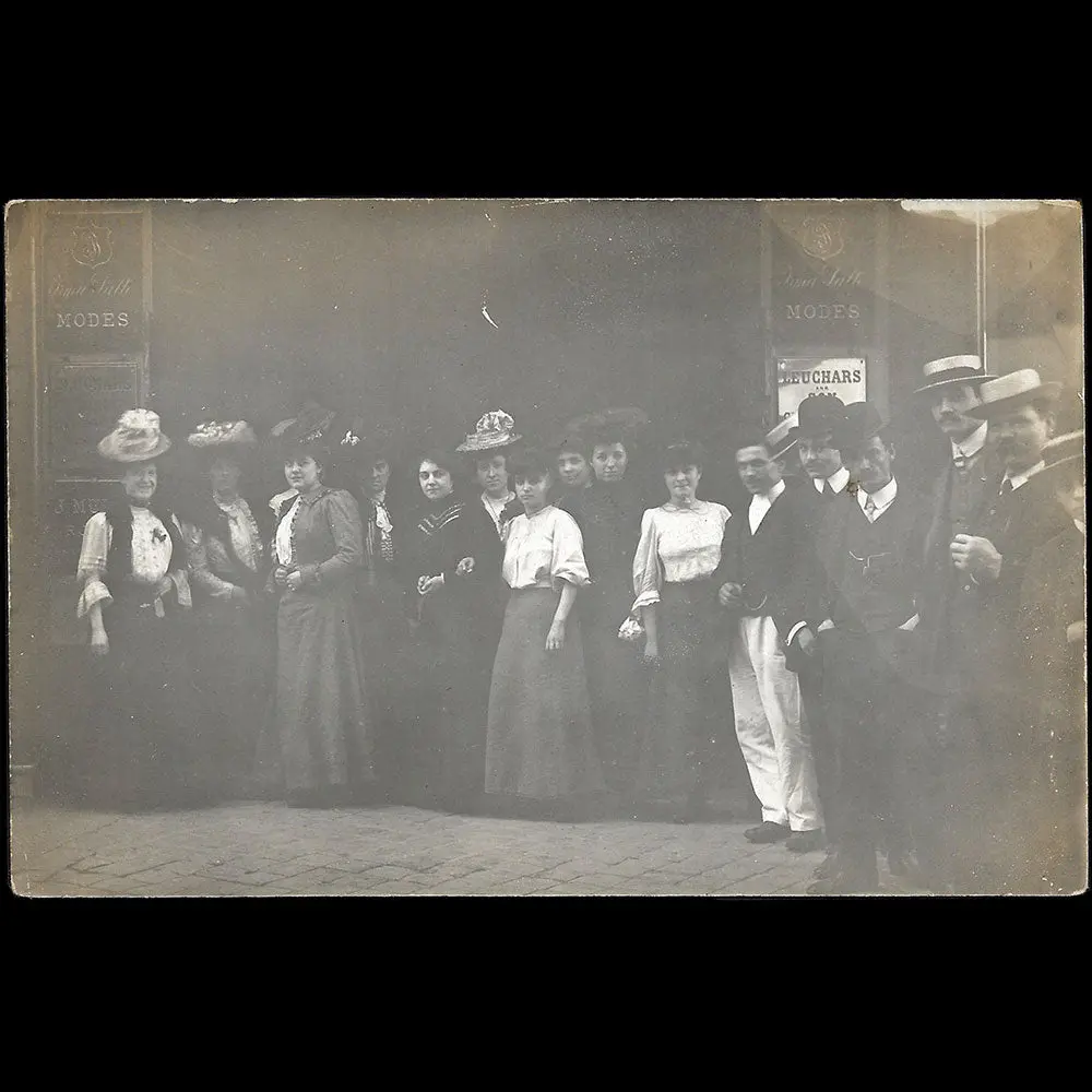 Leuchars & Sons - Employés Devant La Boutique 2 Rue De La Paix À Paris (Circa 1905-1910) 1