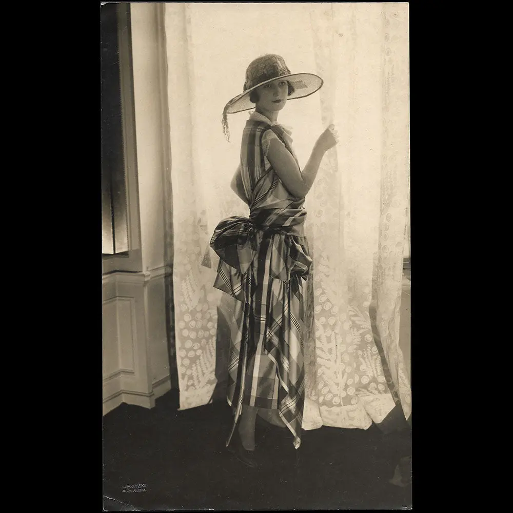 Poiret - Robe De Paul Poiret, Tirage Du Studio Lipnitzki Dédicacé Par Le Mannequin (1924) 1