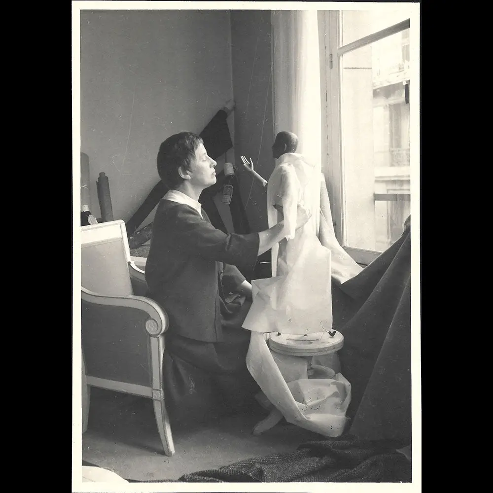 Mad Carpentier - Portrait De La Couturière Composant Un Modèle Sur Un Mannequin (Circa 1940S) 1