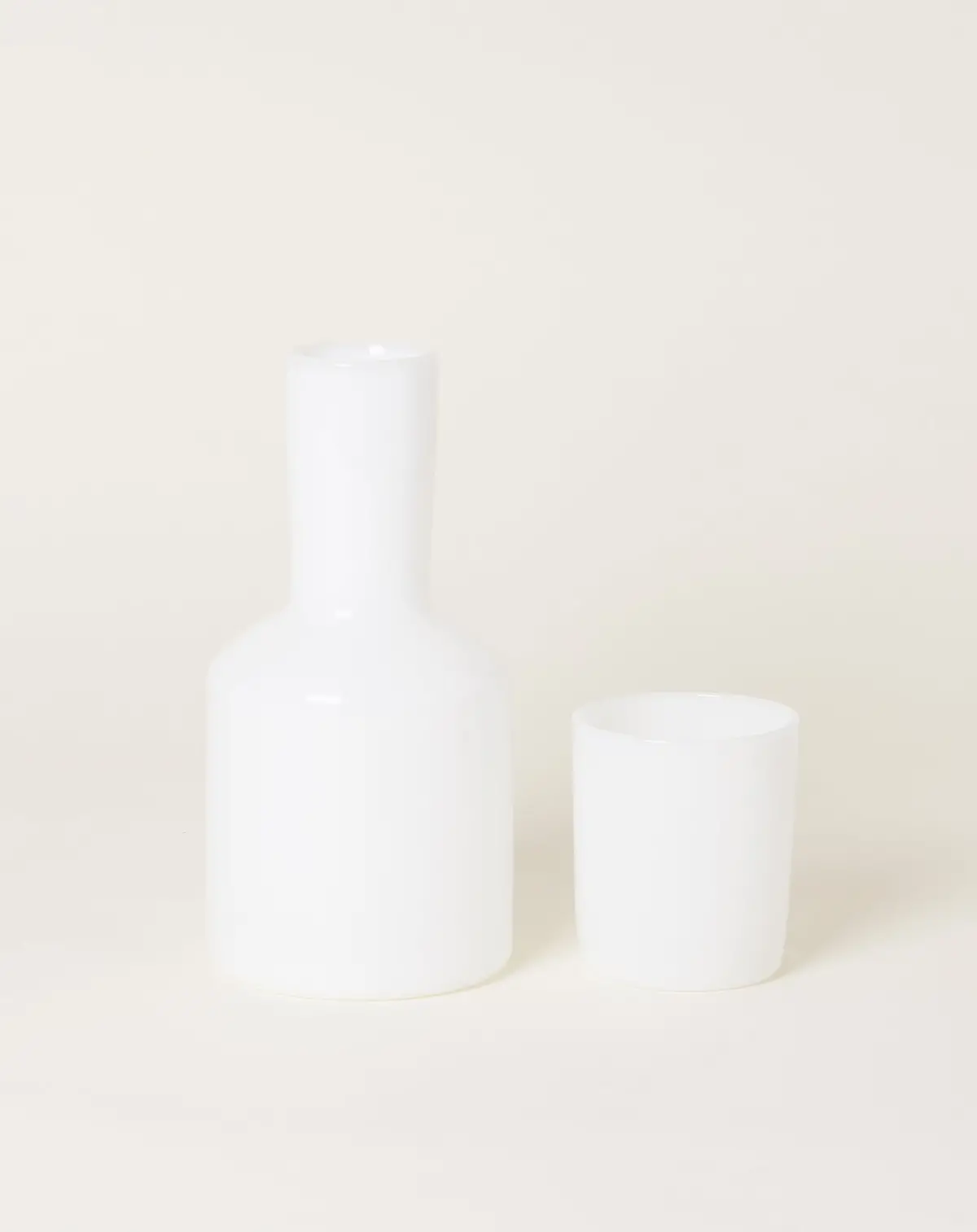 Carafe Set In Opaque White 1