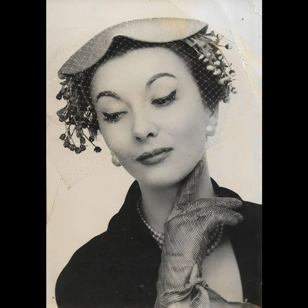 Marie Christiane - Toque En Tissu Rayé Garnie De Pâquerettes (1952) 1