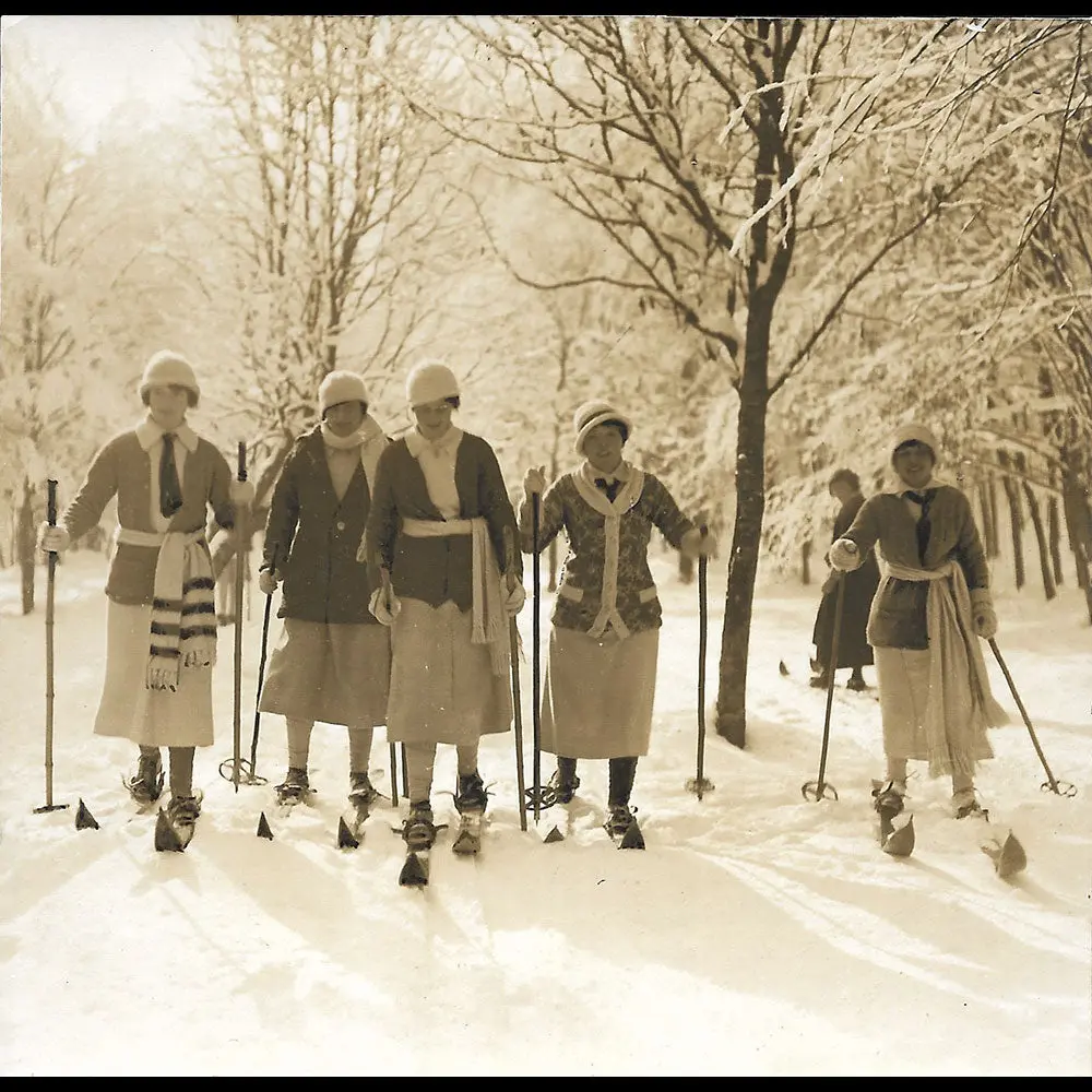 Silhouettes De Mode, Skieuses Élégantes À Chamonix (1917) 1