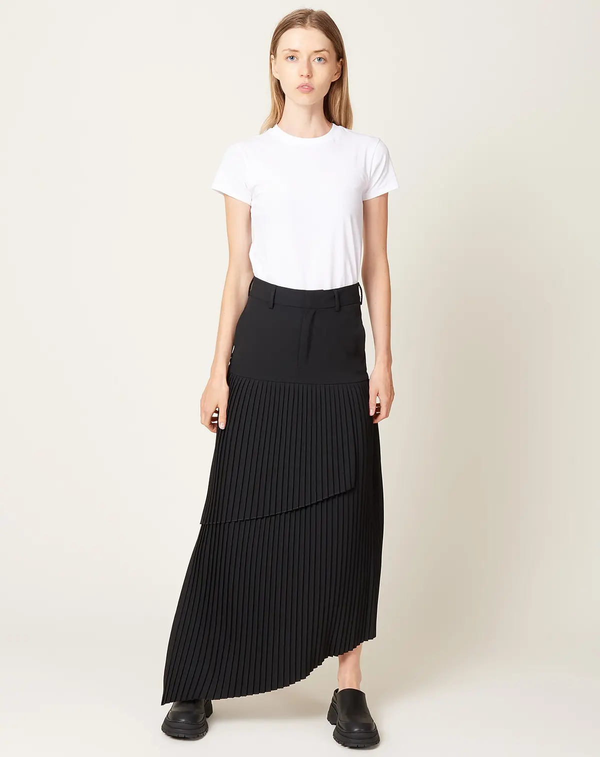 Layered Pleated Long Skirt In Black 1