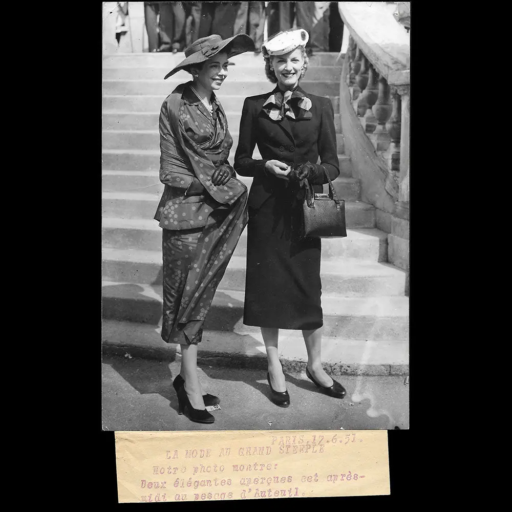 Deux Femmes Elégantes, La Mode Au Grand Steeple D'auteuil (1951) 2