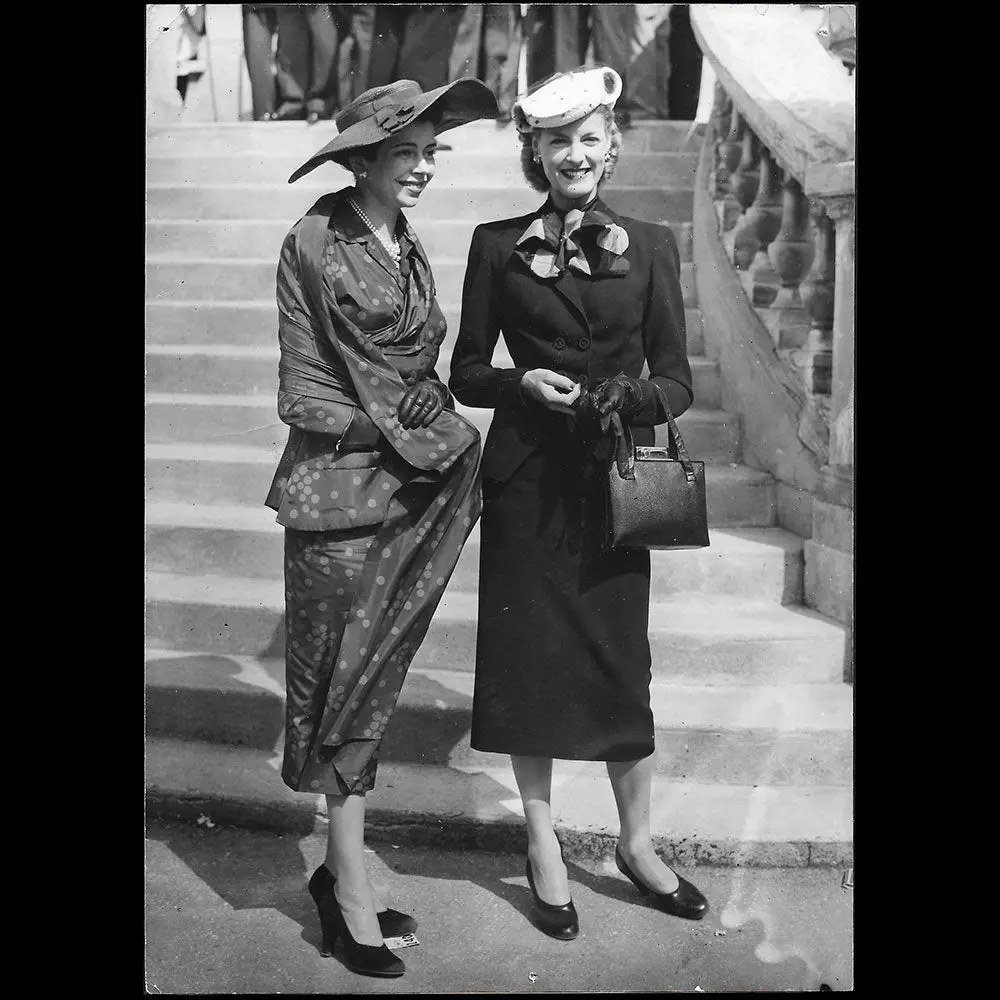 Deux Femmes Elégantes, La Mode Au Grand Steeple D'auteuil (1951) 1