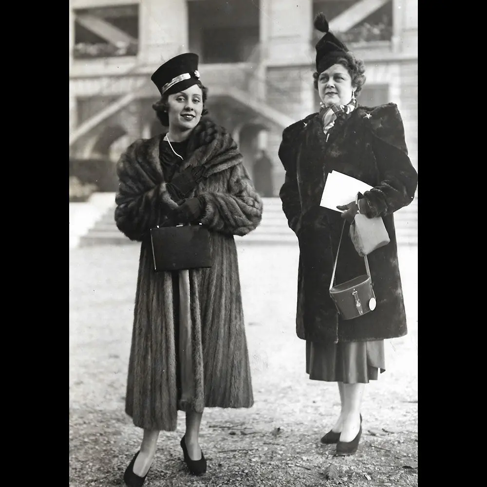 Deux Elégantes En Fourrure, La Mode À Auteuil, Photographie De L'agence Fulgur (1939) 1
