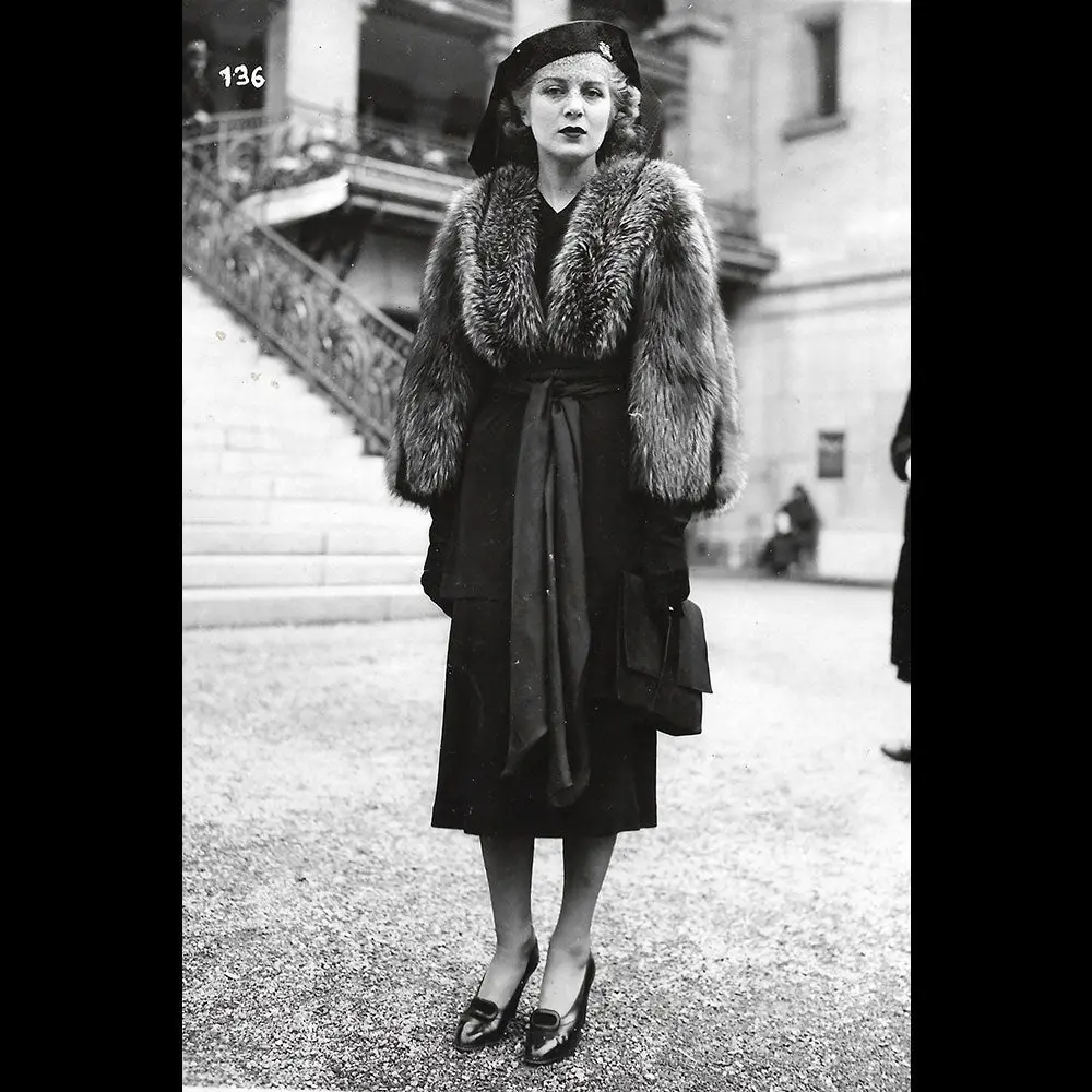 Elégante Aux Courses, La Mode À Longchamp, Photographie D'agence (1938) 1