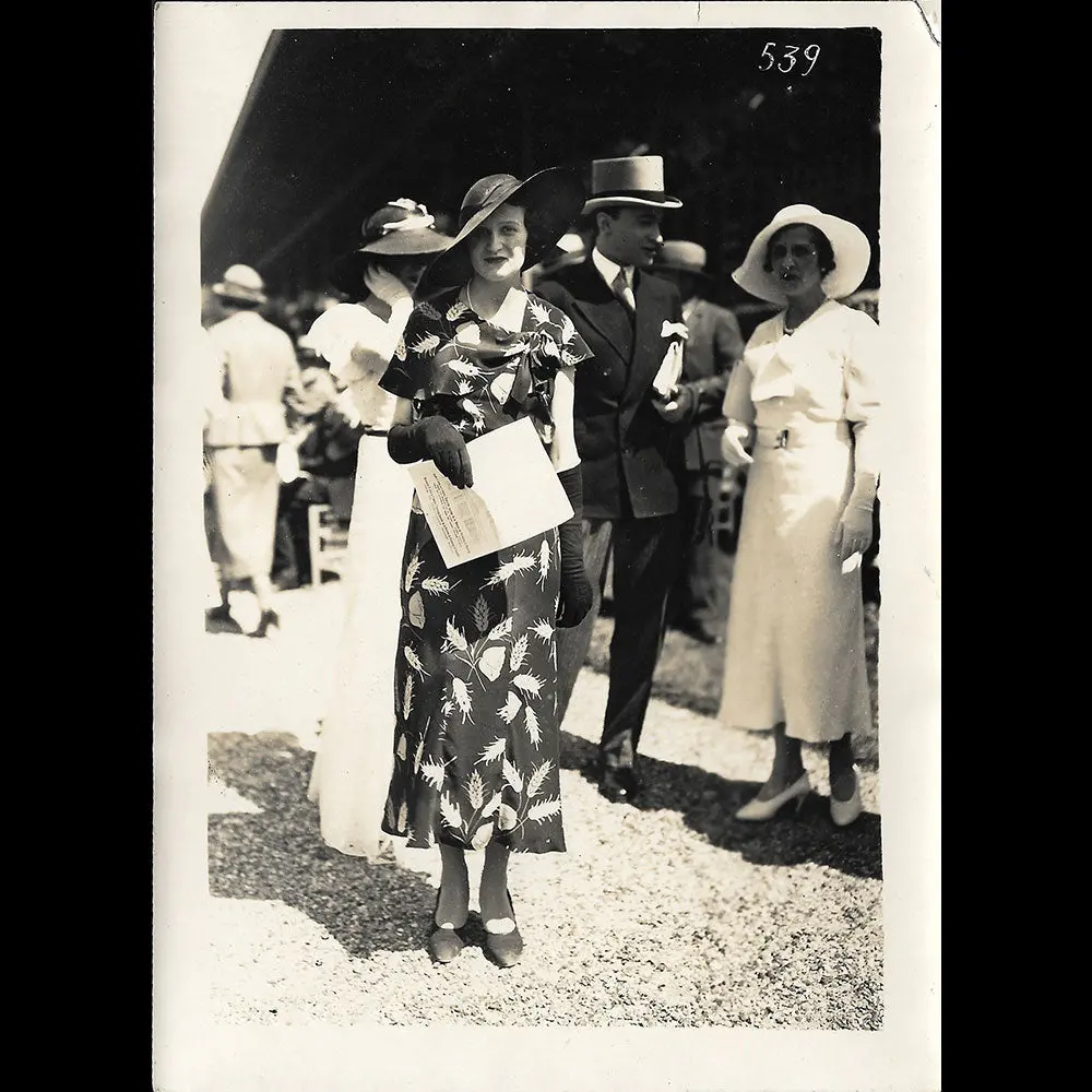 Elégante, La Mode Aux Courses, Photographie De Moisson (Circa 1935) 1