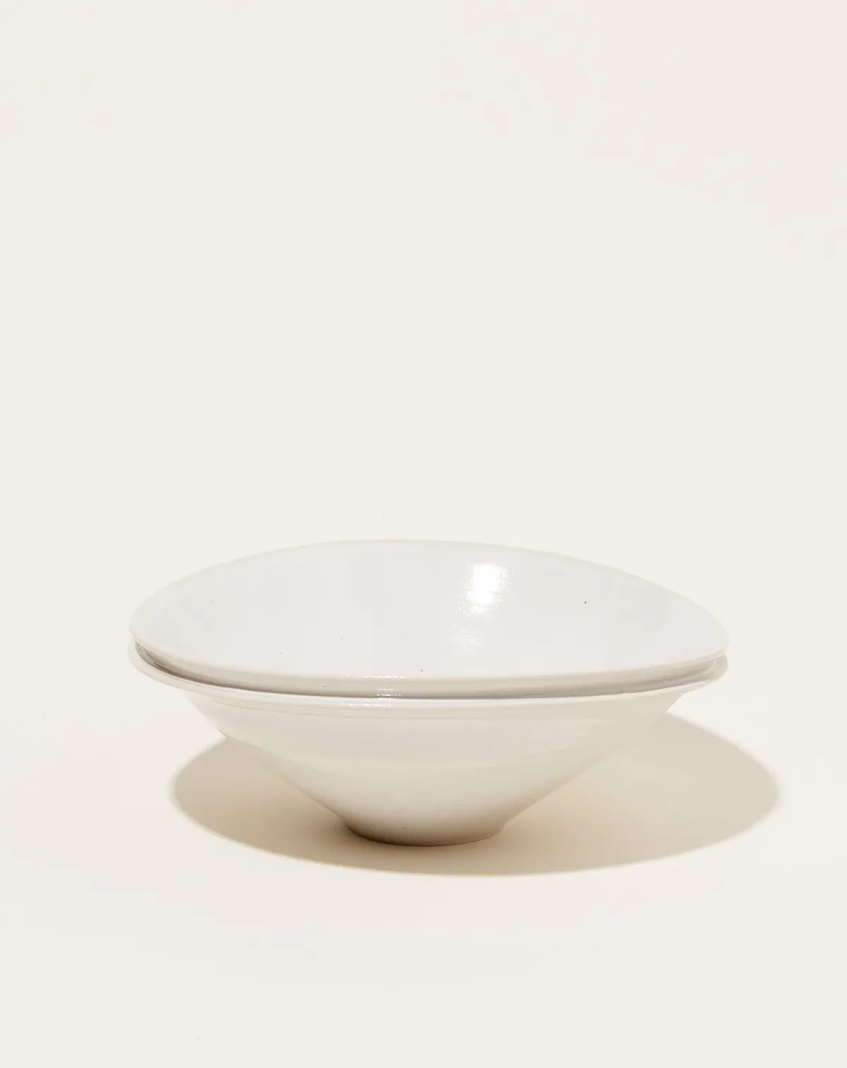 Large Double Lip Bowl In White 1