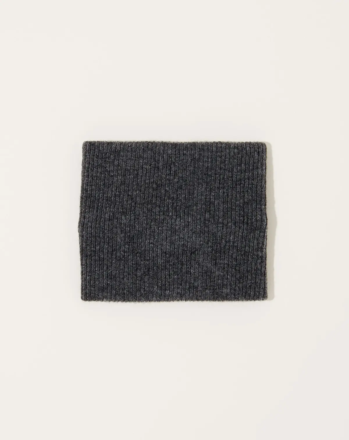 Lightweight Cashmere Neck Warmer In Charcoal 1