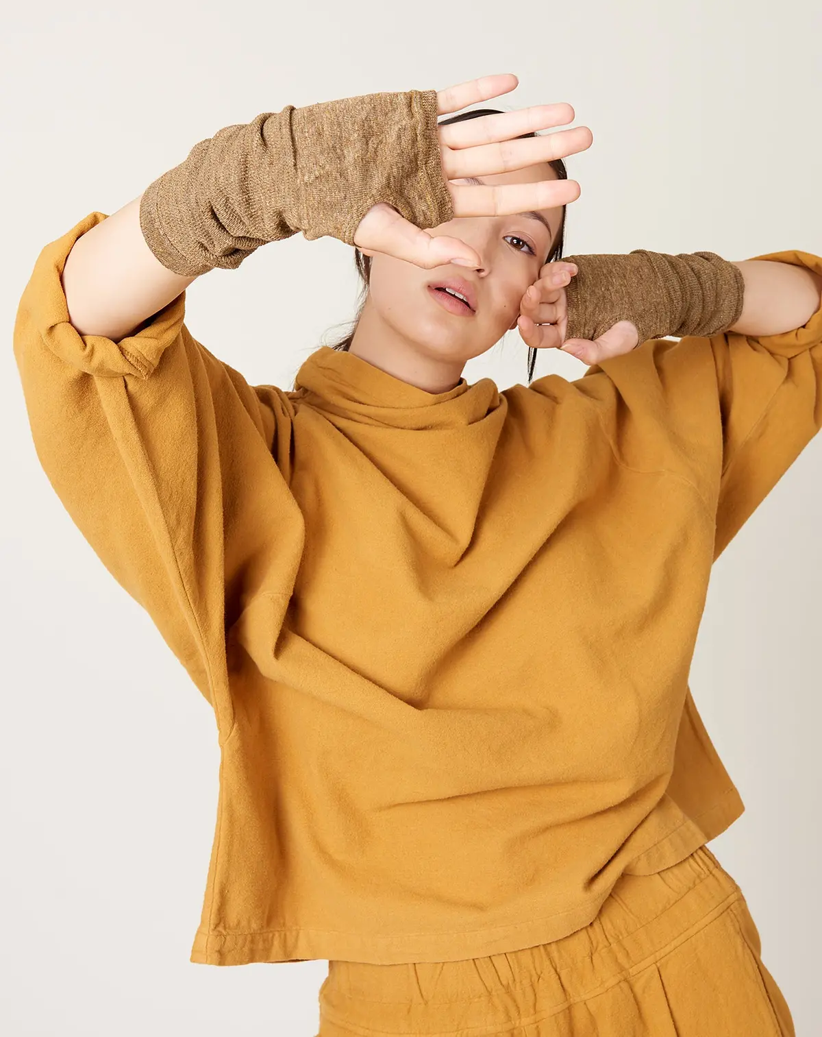 Short Linen Arm Covers In Khaki 1