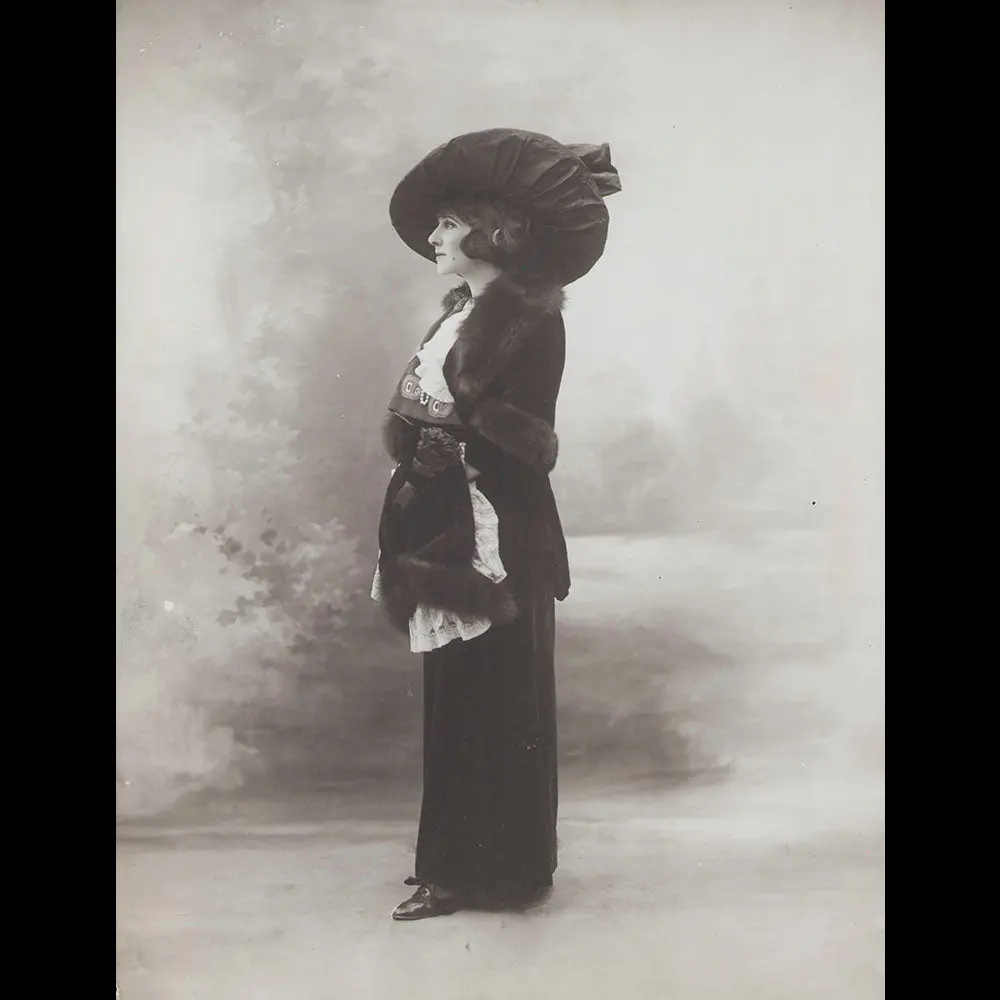 Paquin - Modèle Chronique Porté Par Lucienne Guett, Photographie Du Studio Felix (Circa 1910) 1