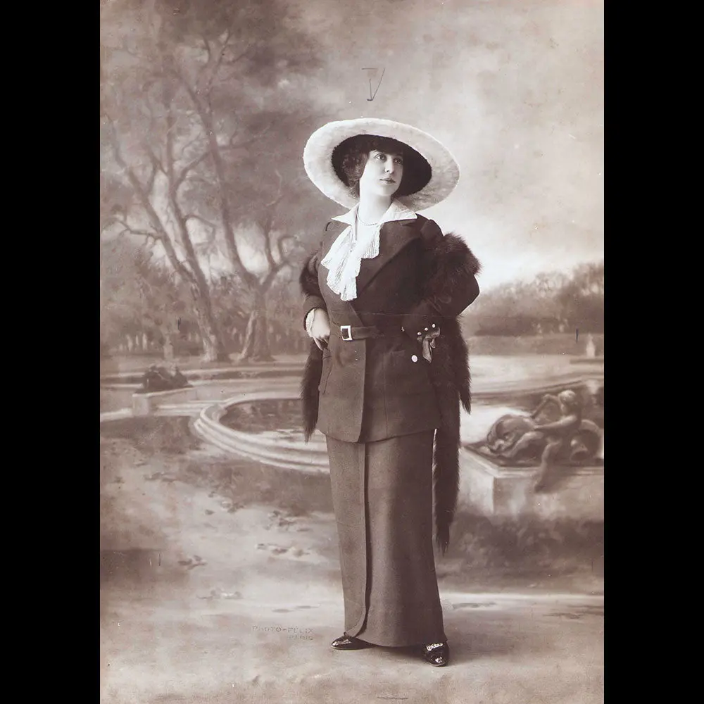 Parry - Ratine Rouge Portée Par Mademoiselle Walser, Photographie Du Studio Felix (1912) 1