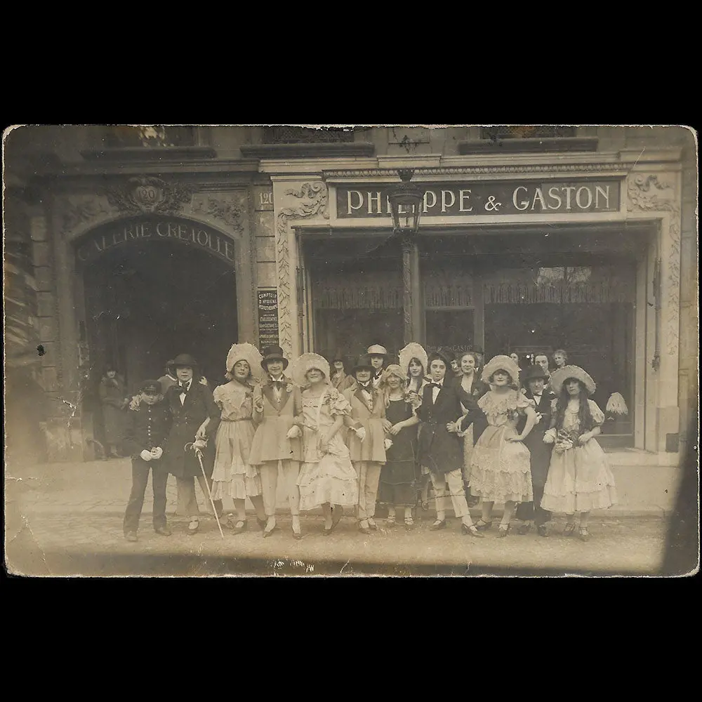 Philippe Et Gaston - La Sainte-Catherine À La Maison De Couture, 120 Avenue Des Champs-Elysées À Paris (Circa 1922-1925) 1