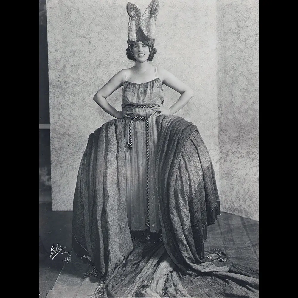 Clara Burton, Portrait Photographique Dans Un Costume De Paul Poiret Pour Afgar (1920) 1