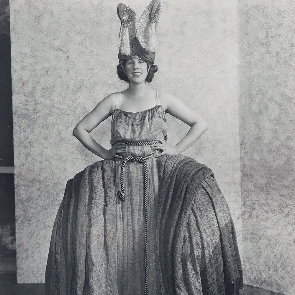 Clara Burton, Portrait Photographique Dans Un Costume De Paul Poiret Pour Afgar (1920) 2