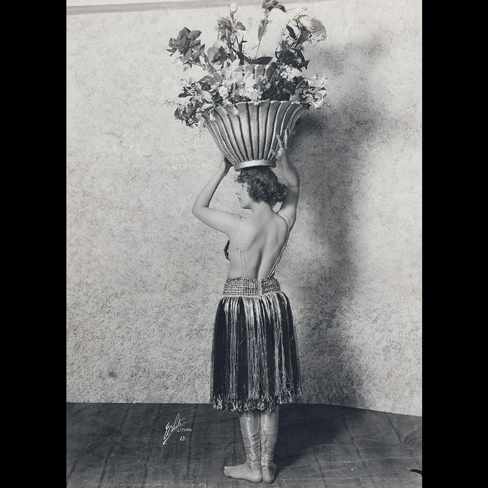 Poiret - Jean Barnette Dans Un Costume D'afgar (1920) 1
