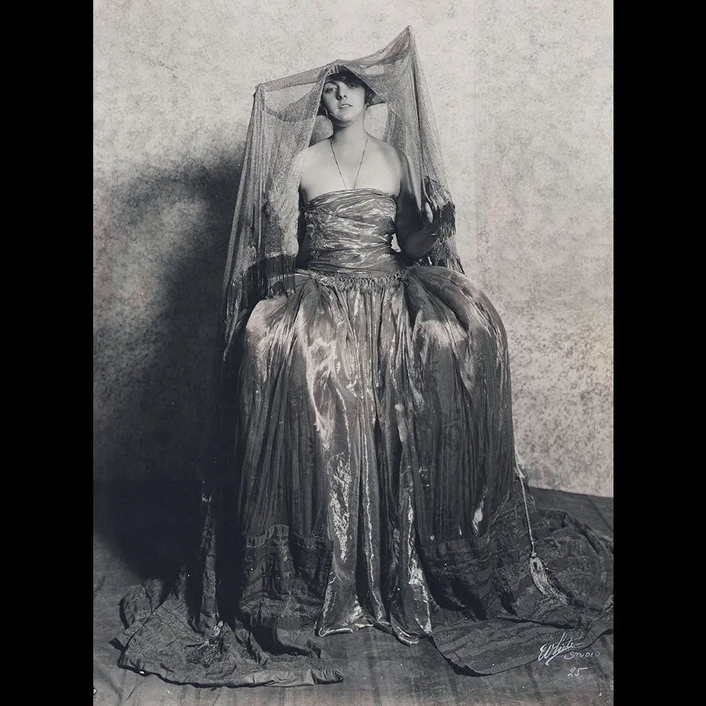 Poiret - Violet Blythe Dans Un Costume D'afgar (1920) 1