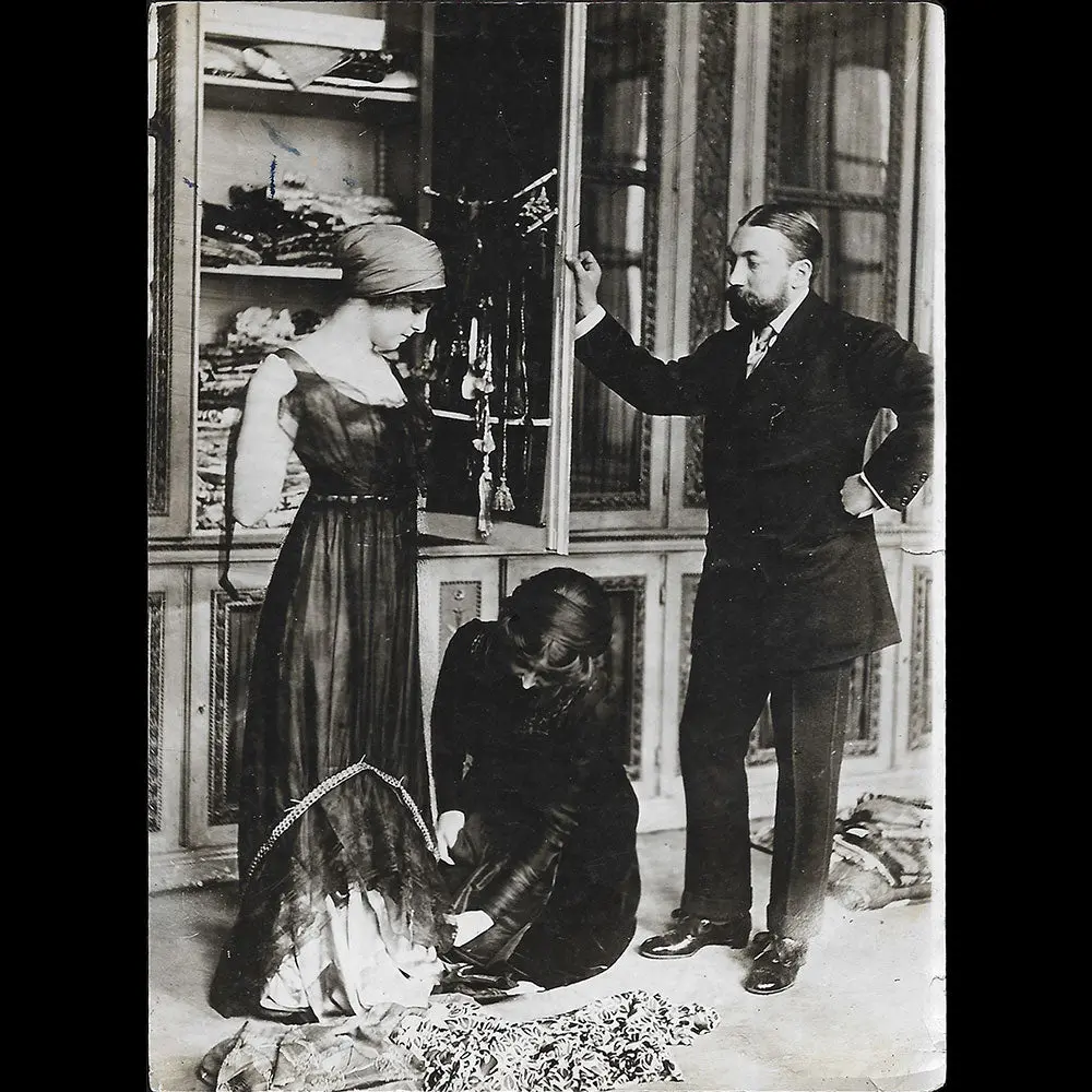 Poiret - Paul Poiret En Essayage, Photographie De Henri Manuel (1912) 1