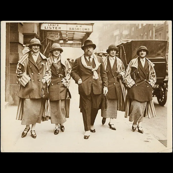 Poiret - Paul Poiret Et 4 Mannequins À Londres (1924) 1