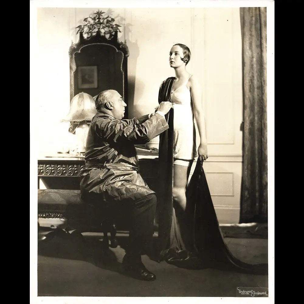 Paul Poiret Habillant Un Mannequin Lors De Sa Tournée Américaine (1928) 1