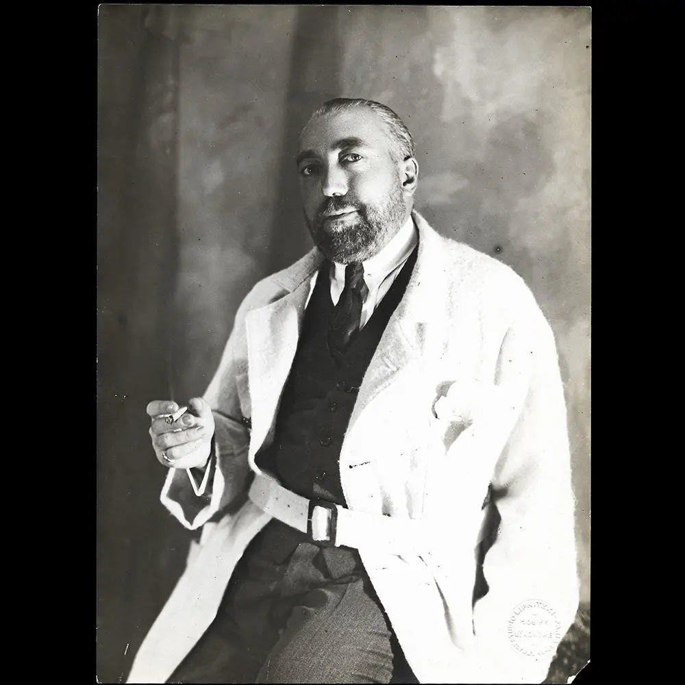 Poiret - Portrait De Paul Poiret Fumant Par Lipnitzki (1922) 1