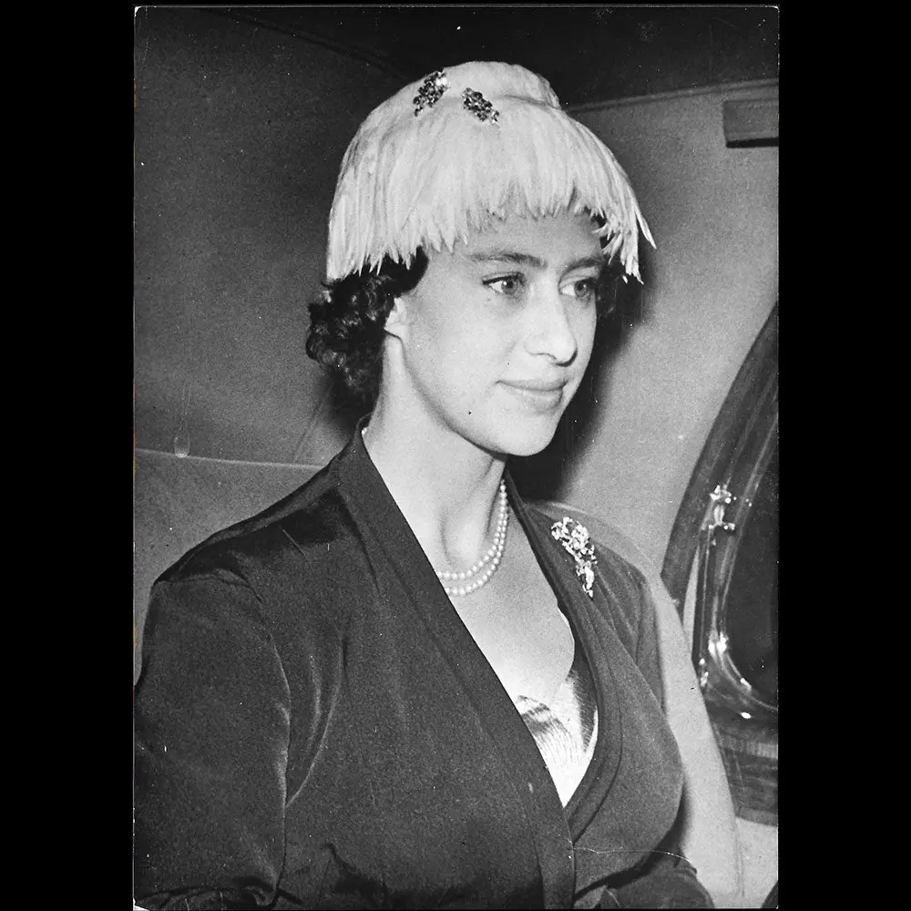 Princess Margaret Portant Un Manteau Bleu Marine Et Une Cloche De Plumes Blanchies (1956) 1