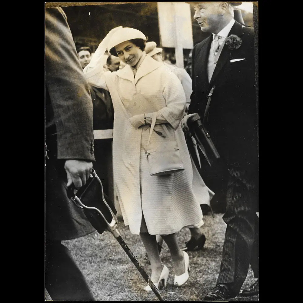 Princess Margaret Portant Un Chapeau Blanc Au Derby D'epson (1956) 1