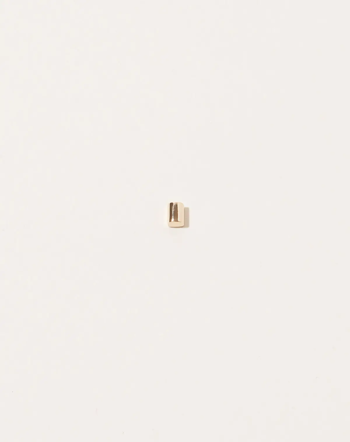 Short Rounded Bar Earring 1