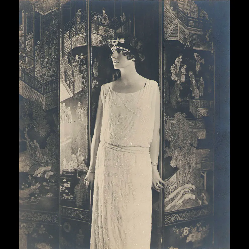 Vogue - Portrait De Madame Simone De Caillavet Stoicesco Maurois Par Rehbinder Pour Vogue, Robe De Lucien Lelong (1922) 1