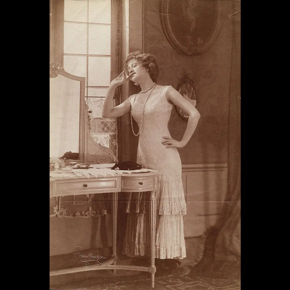 Robe Portée Par Mademoiselle Gaby Deslys, Photographie Du Studio Reutlinger (Circa 1910) 1