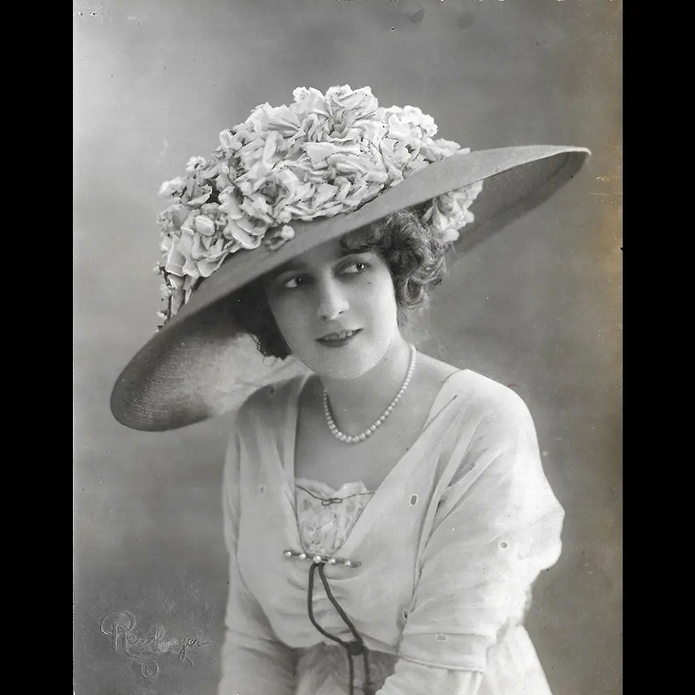 Chapeau Porté Par Mona Delza, Photographie Du Studio Reutlinger (1910) 1