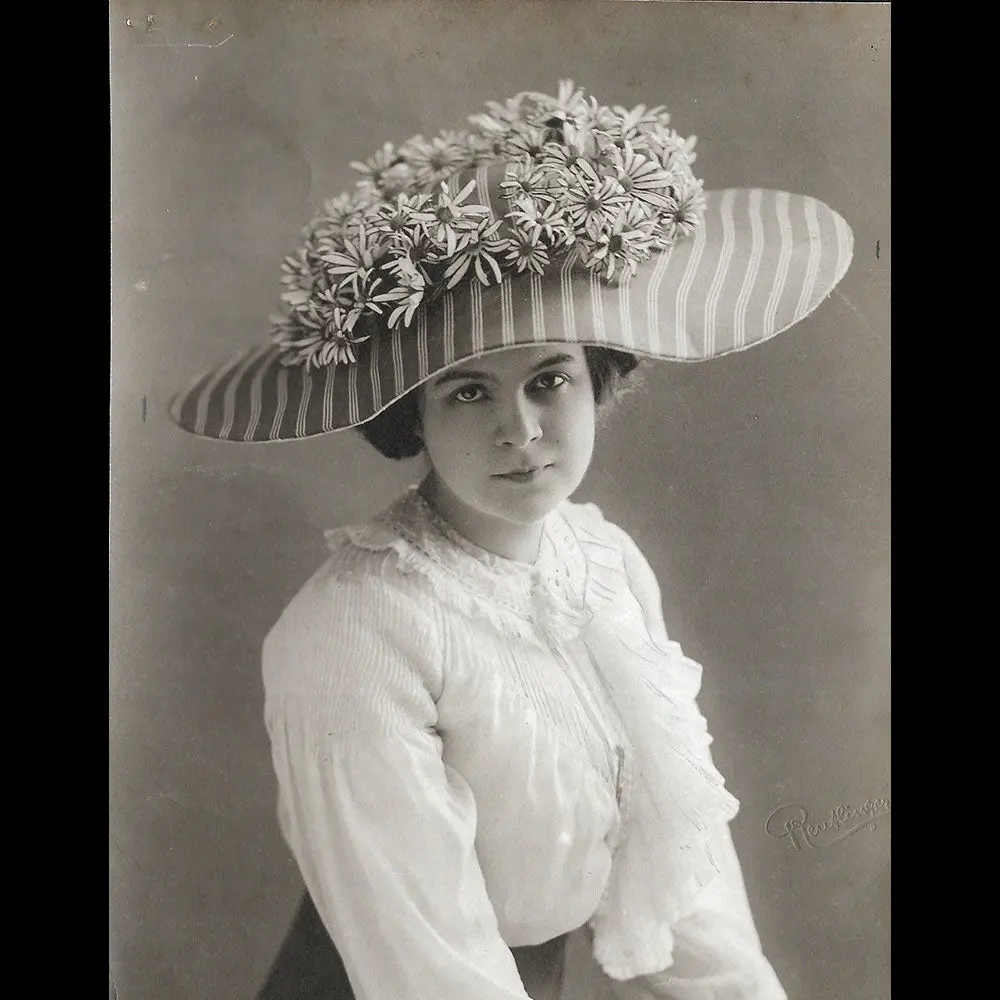 Félix - Chapeau Porté Par Nelly Martyl, Photographie Du Studio Reutlinger (1910) 1